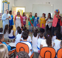 Equipe de Saúde Bucal de Jordânia realiza teatro sobre bactéria oral, alimentação saudável e higienização bucal