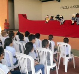 Teatro de fantoches sobre o Aedes aegypti conscientiza estudantes em Curvelo