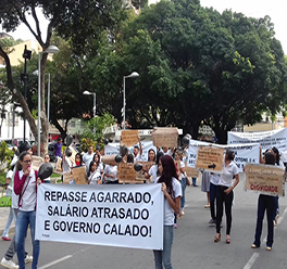 Servidores da Saúde realizam manifestação em Teófilo Otoni em favor do CEAE