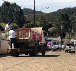 Mutirão de limpeza contra dengue em Carvalhos